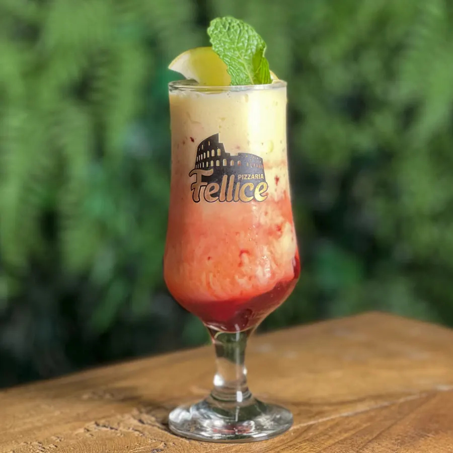 Coquetel de frutas na taça com logo Fellice