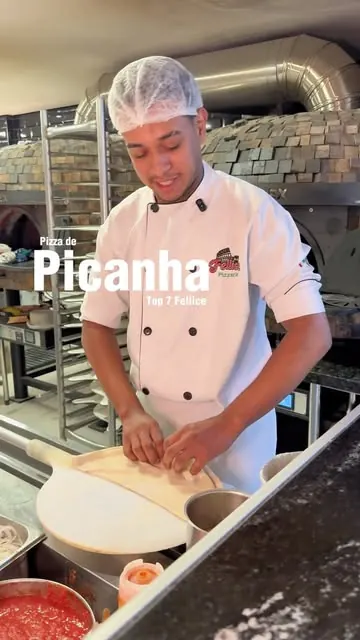 Pizzaiolo da Fellice preparando uma pizza de picanha